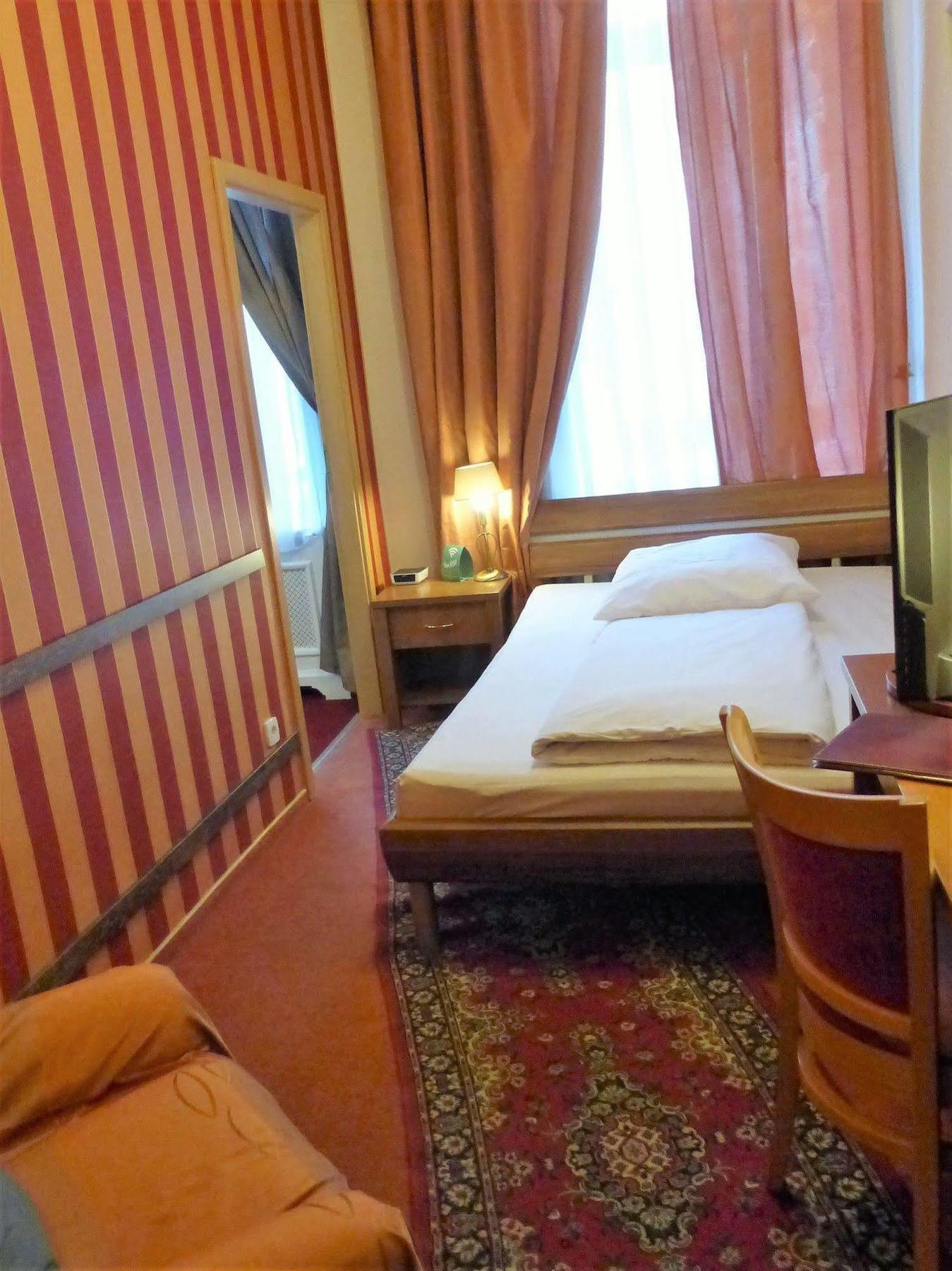 Hotel Pension Savoy Near Kurfuerstendamm Berlim Exterior foto