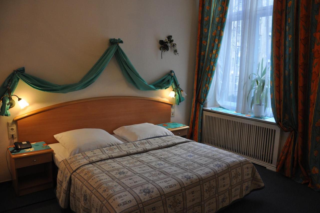Hotel Pension Savoy Near Kurfuerstendamm Berlim Quarto foto