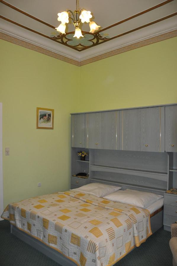 Hotel Pension Savoy Near Kurfuerstendamm Berlim Quarto foto