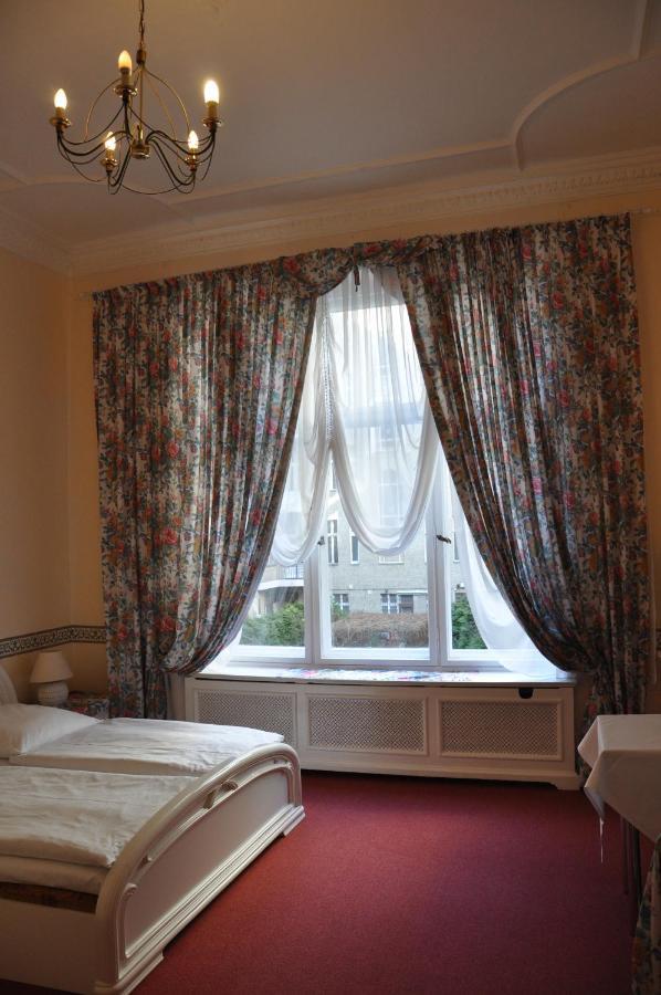 Hotel Pension Savoy Near Kurfuerstendamm Berlim Quarto foto